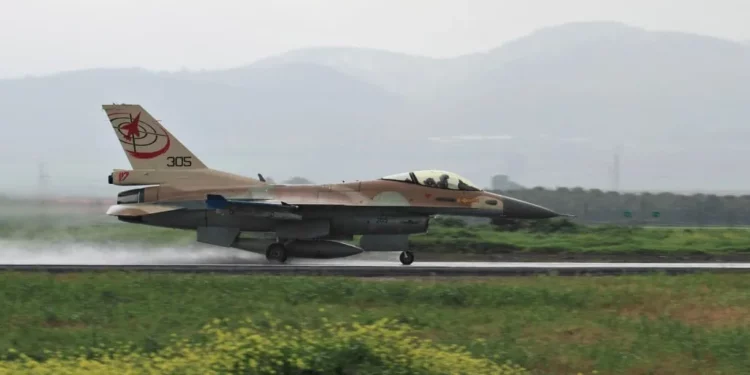 F-16 israelí suelta bomba por falla técnica cerca de Ramat David