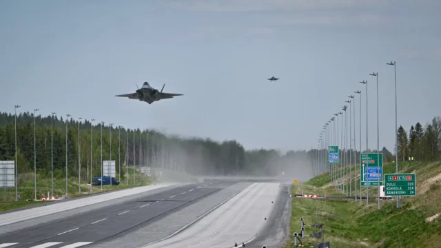 Los F-35 holandeses realizan operaciones en carretera con F/A-18 finlandeses