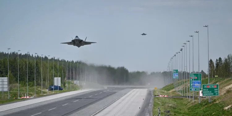 Los F-35 holandeses realizan operaciones en carretera con F/A-18 finlandeses