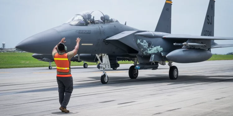 Más F-15E Strike Eagles refuerzan Diego García