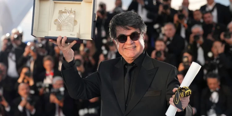 Cineasta iraní disidente insta a trabajar por la “libertad” al llevarse el primer premio de Cannes
