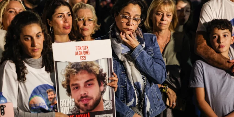 Familias critican acuerdo de EE. UU. por dejar a cautivos heridos