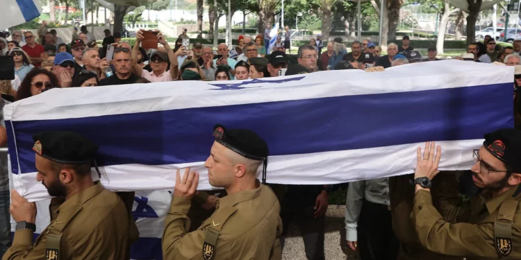 Israel sepulta a Zvi Feldman: soldado recuperado tras 43 años