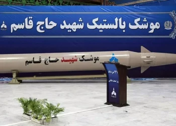 Irán exhibe misil balístico Ghassem Basir de 1.200 km de alcance