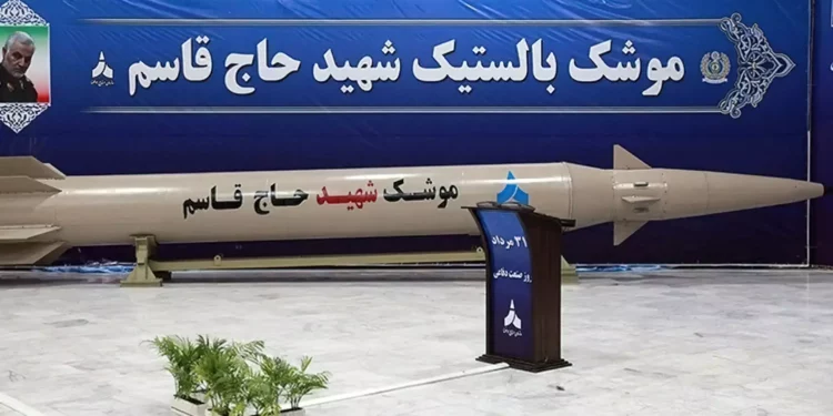 Irán exhibe misil balístico Ghassem Basir de 1.200 km de alcance