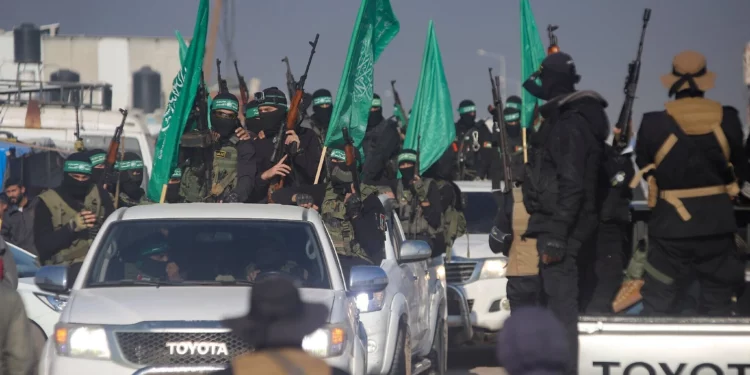 Una multitud saluda a los terroristas de la Yihad Islámica y Hamás a su llegada para la entrega de rehenes a la Cruz Roja en la ciudad de Jan Yunis, al sur de la Franja de Gaza, el 30 de enero de 2025. (Foto AP/Jehad Alshrafi)