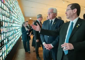 Presidentes israelí y alemán visitan biblioteca y honran a víctimas del 7/10