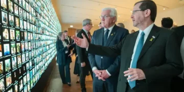 Presidentes israelí y alemán visitan biblioteca y honran a víctimas del 7/10