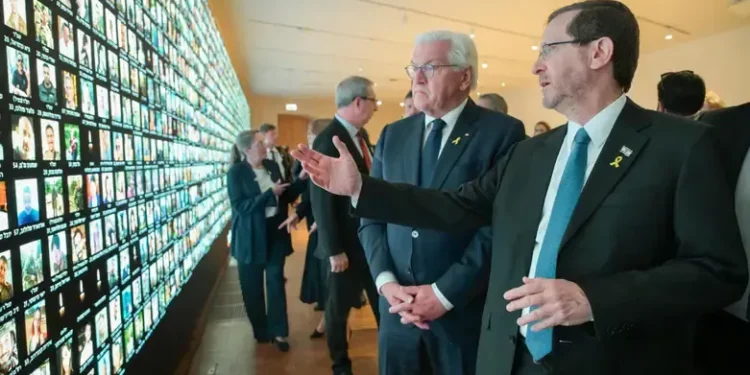 Presidentes israelí y alemán visitan biblioteca y honran a víctimas del 7/10