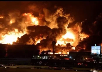 El fuego se eleva en Hodeida tras una oleada de ataques israelíes en represalia por el misil hutí contra el aeropuerto Ben-Gurión.