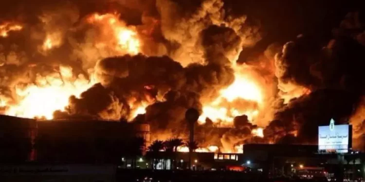 El fuego se eleva en Hodeida tras una oleada de ataques israelíes en represalia por el misil hutí contra el aeropuerto Ben-Gurión.