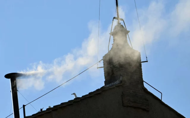 Humo blanco anuncia elección de nuevo papa en el Vaticano