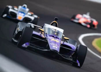 Israelí debuta en Indy 500 y lidera la carrera desde la pole