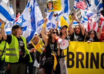Exrehenes de Hamás lideran marcha pro-Israel en Nueva York