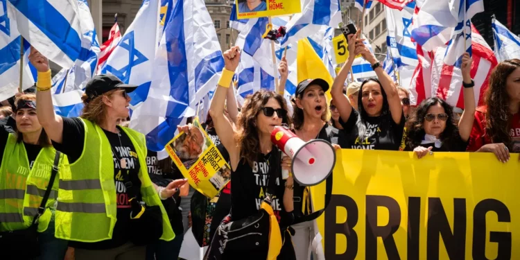 Exrehenes de Hamás lideran marcha pro-Israel en Nueva York