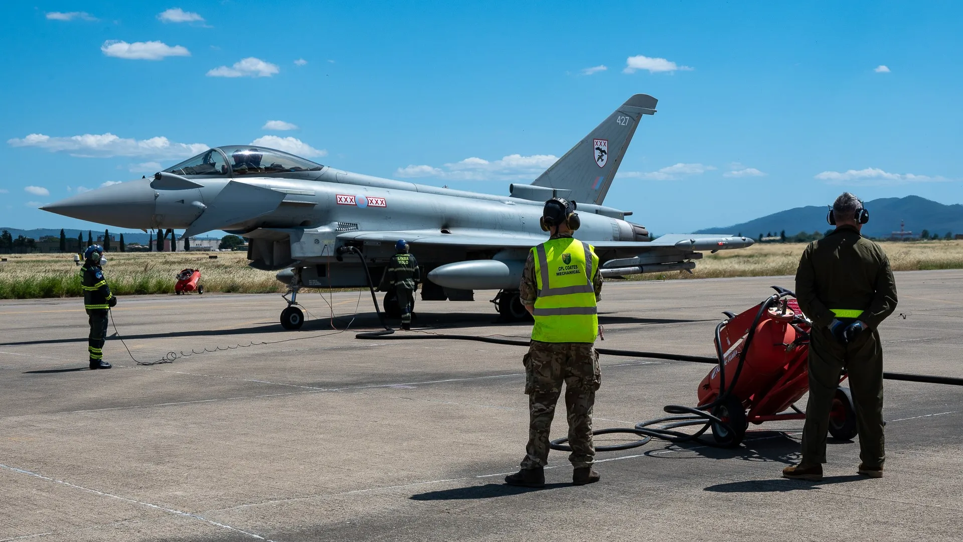 Personal italiano y británico realizan un reabastecimiento en caliente de un Typhoon de la RAF en la base aérea de Grosseto. (Todas las imágenes, crédito: Fuerza Aérea Italiana)