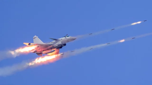 ¿Cómo el J-10C de Pakistán destruyó el Rafale de India con el misil PL-15 de China?