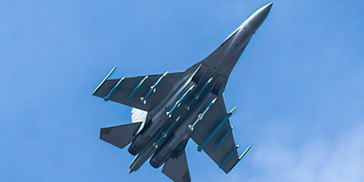 El J-16 de China despliega un arsenal masivo de 12 toneladas