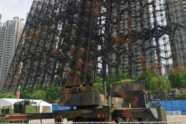 China presenta el radar JY-27V para detectar cazas F-22 y F-35