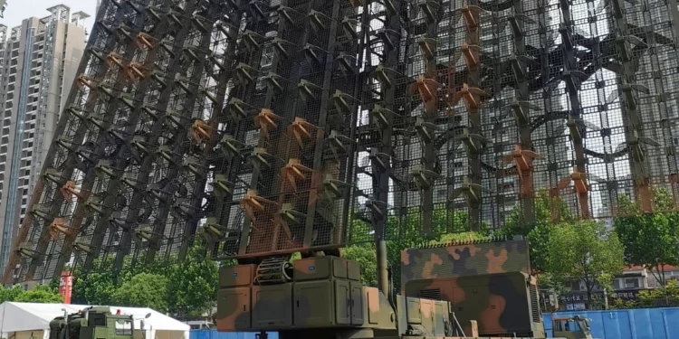China presenta el radar JY-27V para detectar cazas F-22 y F-35