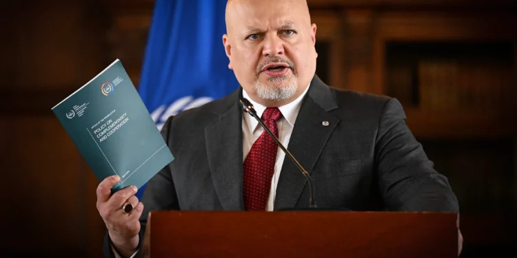 El fiscal jefe de la Corte Penal Internacional, Karim Khan, habla durante una conferencia de prensa en el Palacio de San Carlos en Bogotá, Colombia, el 25 de abril de 2024. (Luis Acosta / AFP)