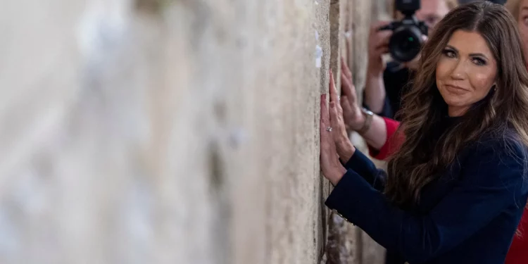 Kristi Noem visita el Muro Occidental tras llegar a Israel