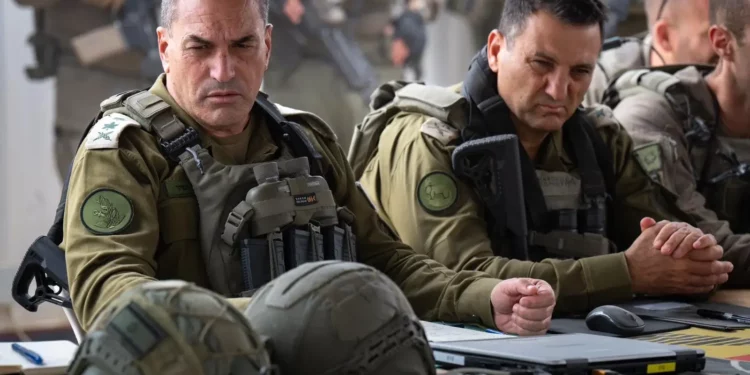 El Jefe del Estado Mayor de las FDI, teniente general Eyal Zamir (izquierda), y el Jefe del Comando Sur, Mayor general Yaniv Asor, en el norte de la Franja de Gaza el 18 de mayo de 2025. (Fuerzas de Defensa de Israel)