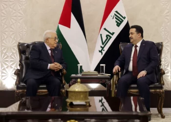 El primer ministro iraquí, Mohammed Shia al-Sudani, se reunió con el presidente de la Autoridad Palestina, Mahmoud Abás, antes de la 34.ª cumbre de la Liga Árabe en Bagdad el 16 de mayo de 2025. (Thaer GHANAIM / PPO / AFP)