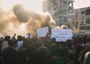 Palestinos corean consignas durante una protesta contra Hamás y la guerra en Beit Lahia, en el norte de la Franja de Gaza, el miércoles 26 de marzo de 2025. (Foto AP/Jehad Alshrafi)