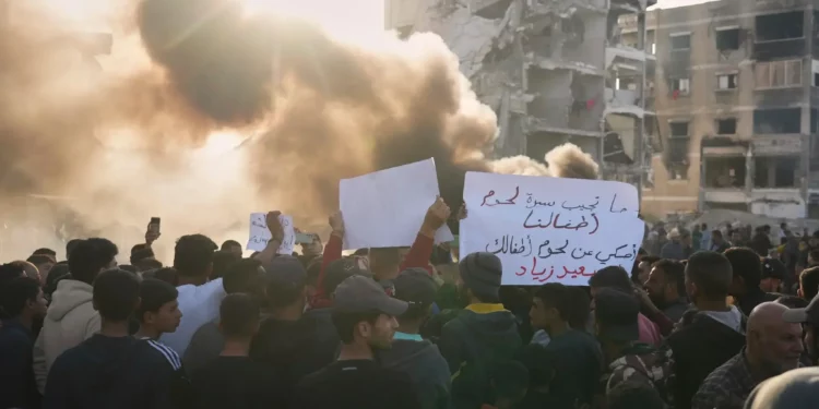 Palestinos corean consignas durante una protesta contra Hamás y la guerra en Beit Lahia, en el norte de la Franja de Gaza, el miércoles 26 de marzo de 2025. (Foto AP/Jehad Alshrafi)