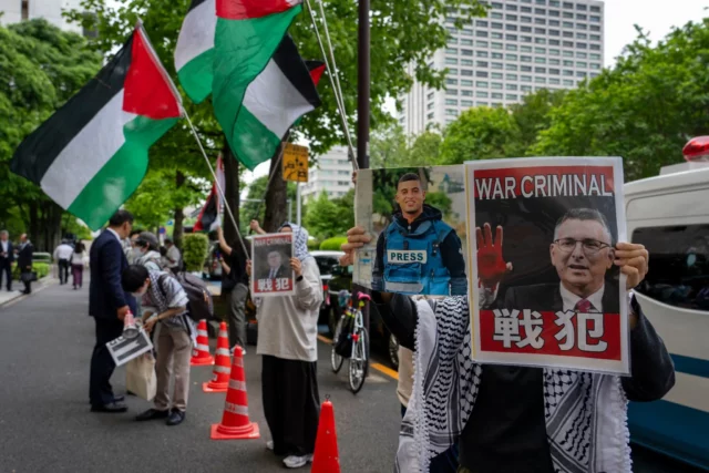 Manifestantes corean “genocidio”  contra ministro israelí en Tokio
