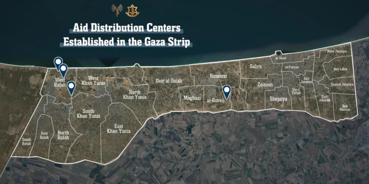Miles reciben alimentos en centros establecidos por Israel en Gaza