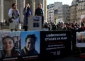Familiares se manifiestan en París en apoyo a los ciudadanos franceses retenidos por Irán: Cecile Kohler, Jacques Paris y Olivier Grondeau, el 1 de febrero de 2025. (Sébastien Dupuy/AFP)