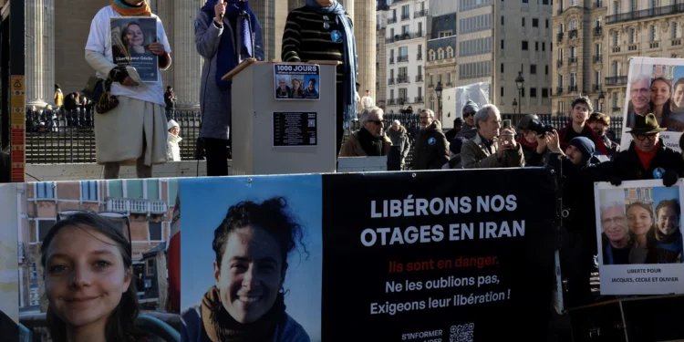 Familiares se manifiestan en París en apoyo a los ciudadanos franceses retenidos por Irán: Cecile Kohler, Jacques Paris y Olivier Grondeau, el 1 de febrero de 2025. (Sébastien Dupuy/AFP)