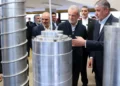 Una fotografía proporcionada por la presidencia iraní muestra al presidente iraní Masoud Pezeshkian (segundo por la derecha) y al jefe de la Organización de Energía Atómica de Irán (OEAI), Mohammad Eslami (derecha), durante el “Día Nacional de la Tecnología Nuclear”, en Teherán, el 9 de abril de 2025 (Presidencia iraní / AFP)