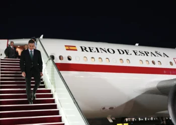 El presidente del Gobierno español, Pedro Sánchez, llega al Aeropuerto Internacional de Bagdad, en Irak, antes de la 34ª cumbre de la Liga Árabe, el 16 de mayo de 2025. (Murtada AL-SUDANI / POOL / AFP)