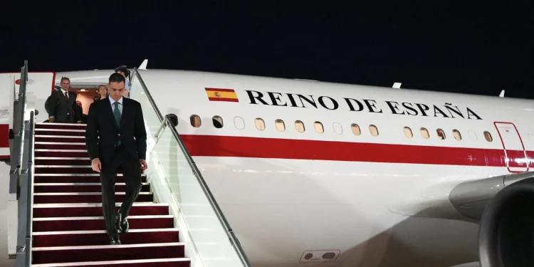 El presidente del Gobierno español, Pedro Sánchez, llega al Aeropuerto Internacional de Bagdad, en Irak, antes de la 34ª cumbre de la Liga Árabe, el 16 de mayo de 2025. (Murtada AL-SUDANI / POOL / AFP)