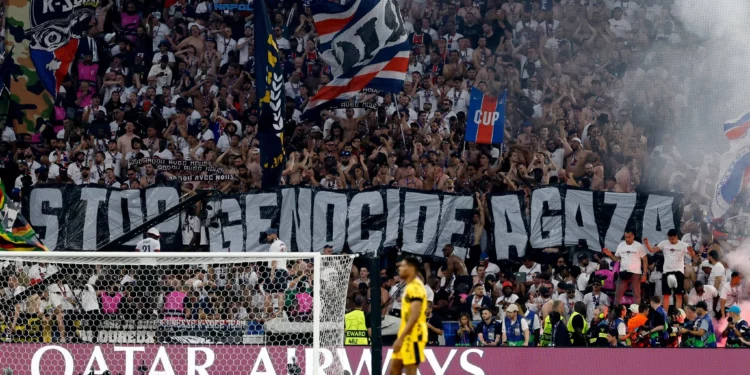 Hinchas del PSG despliegan pancarta “fin al genocidio en Gaza” en la final de la Liga de Campeones