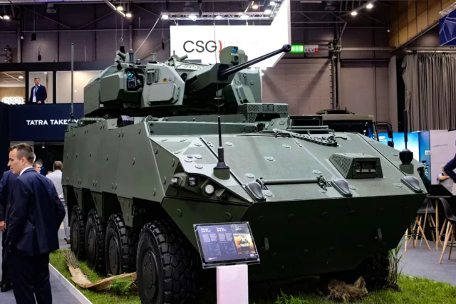 Excalibur Army presenta el Pandur II 8×8 EVO en IDET 2025