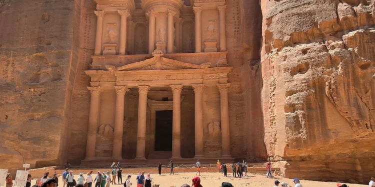 Jordania evacúa a 1,785 turistas de Petra por inundaciones