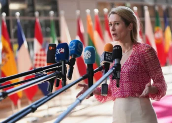 La jefa de política exterior de la Unión Europea, Kaja Kallas, habla con los medios a su llegada a una reunión de ministros de Defensa de la UE en el edificio del Consejo Europeo en Bruselas, Bélgica, el 20 de mayo de 2025. (Foto AP/Virginia Mayo)