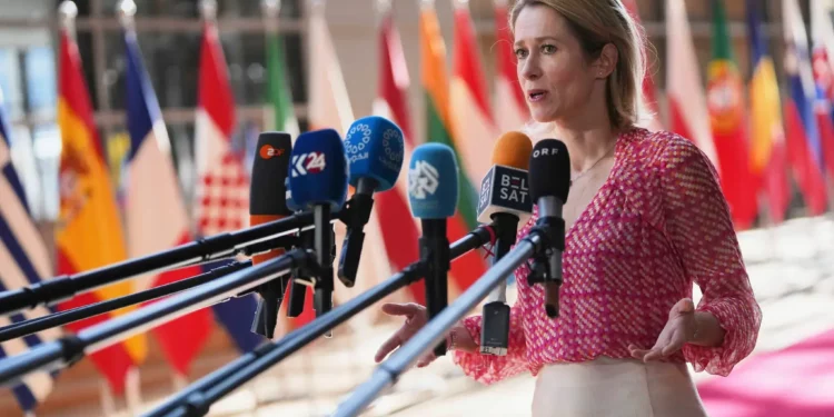 La jefa de política exterior de la Unión Europea, Kaja Kallas, habla con los medios a su llegada a una reunión de ministros de Defensa de la UE en el edificio del Consejo Europeo en Bruselas, Bélgica, el 20 de mayo de 2025. (Foto AP/Virginia Mayo)