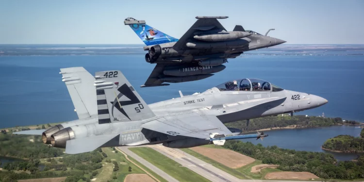 Rafale M prueba reabastecer F/A-18 en EE. UU.