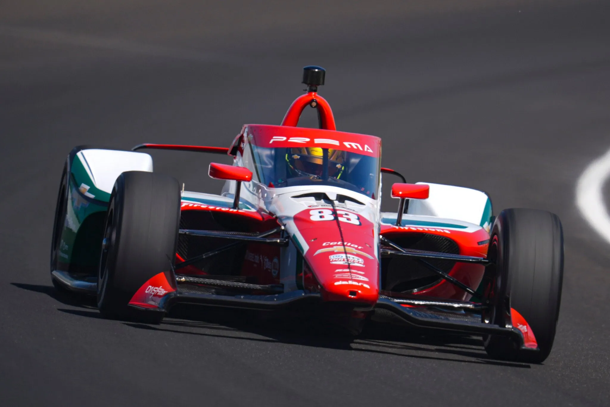 Robert Shwartzman, de Israel, conduce por la tercera curva durante las calificaciones para la carrera automovilística Indianapolis 500 en el Indianapolis Motor Speedway en Indianápolis, el 18 de mayo de 2025. (Michael Conroy/AP)