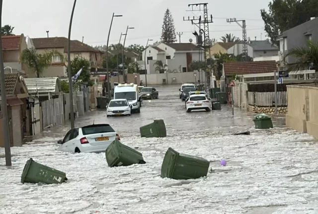 Fuertes lluvias cierran carreteras clave en el sur de Israel