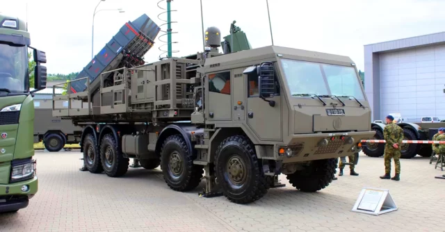 Ejército checo exhibe SPYDER SR y ELM-2084 MMR en IDET 2025