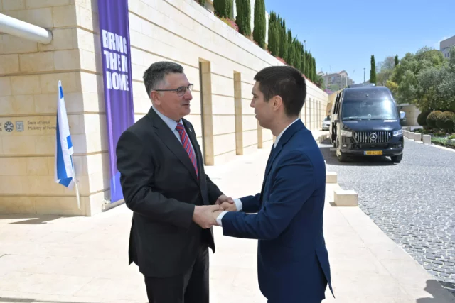Sa’ar se reúne con su homólogo moldavo antes de la cumbre sobre antisemitismo