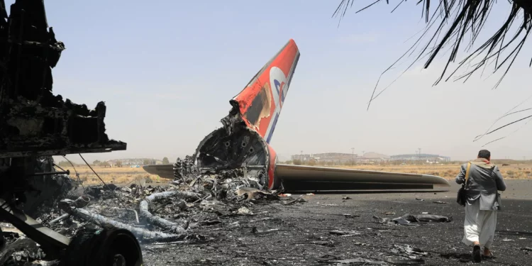 Daños en aeropuerto de Saná en Yemen ascienden a $500 M