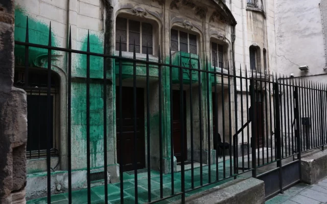 Memorial del Holocausto en Francia, dos sinagogas vandalizadas con pintura verde