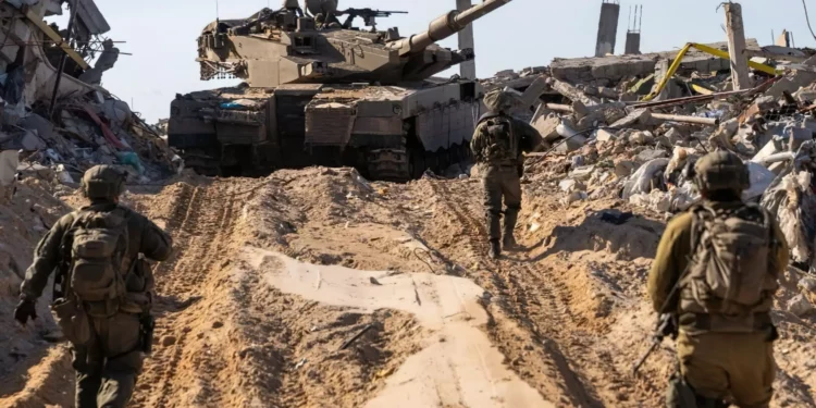 Tropas de la 205ª Brigada Blindada de Reserva operan en Rafah, en el sur de Gaza, en una foto publicada por las FDI el 27 de abril de 2025. (Fuerzas de Defensa de Israel)